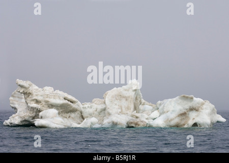 Iceberg flottant dans l'océan Arctique de la mer de Beaufort, au large de la côte de l'Arctic National Wildlife Refuge en Alaska Banque D'Images