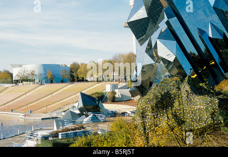 Le Futuroscope, parc à thème scientifique près de Poitiers, France, Kinemax bâtiment et coin en face du lac. Banque D'Images