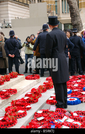 Des couronnes de coquelicots étant placé au cénotaphe de Londres le 11 nov. Banque D'Images