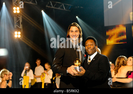 Zlatan Ibrahimovic footballeur reçoit le prix le Ballon d'or comme le joueur de football de l'année Banque D'Images