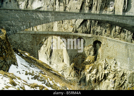 Nouvelle (1955) et ancien (1830), les ponts du diable, Teufelsbrucken au Schollenen Gorge, Suisse. Banque D'Images