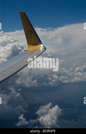 Vue depuis un avion, des nuages et de l'Europe ci-dessous Banque D'Images