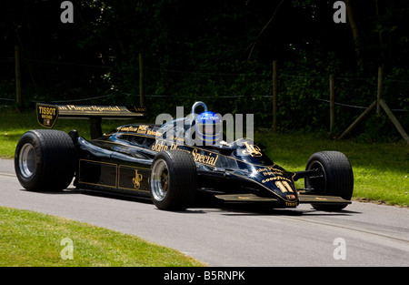 1982 Lotus-Cosworth 91 avec chauffeur Jim Bennett à Goodwood Festival of Speed, Sussex, UK. Banque D'Images