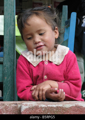 Cute little girl népalais dans un village dans les collines entourant la vallée de Kathmandou, Népal, Asie centrale Banque D'Images