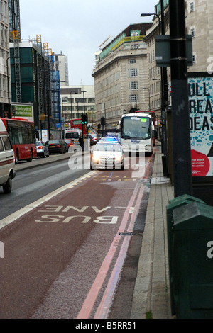 Voiture de police vitesse dans un bus lane à Londres pendant une urgence Banque D'Images