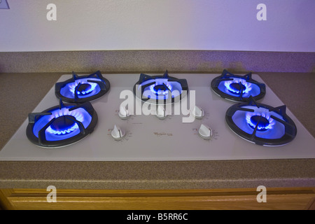 Cuisinière à gaz naturel éclairé sur les brûleurs de cuisson. Banque D'Images