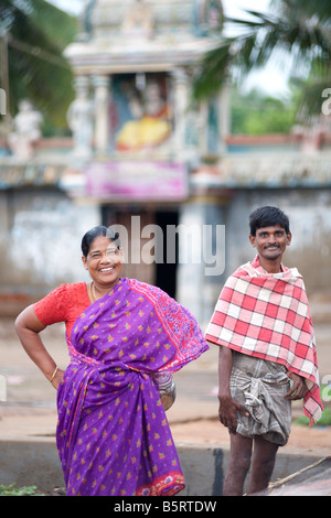 Indiens à Kalapet beach près de Pondichéry en Inde. Banque D'Images