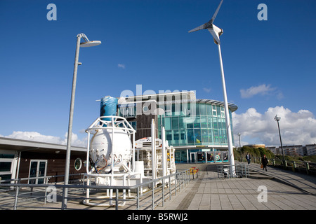 National Marine Aquarium. coxside plymouth Devon au sud-ouest montrant wind turbines éoliennes et les composants de l'huile de la mer du Nord Banque D'Images