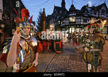 Ville de Chester, en Angleterre. Tours romain effectuant une parade de Noël aux flambeaux Saturnales reconstitution d'un événement dans le centre-ville. Banque D'Images
