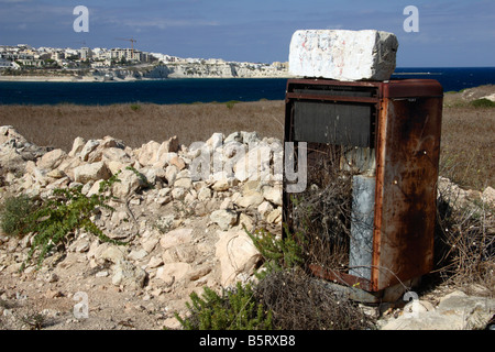 Faisant l'objet d'un vieux réfrigérateur à côté d'un sentier sur la côte sud-est de Malte. Banque D'Images