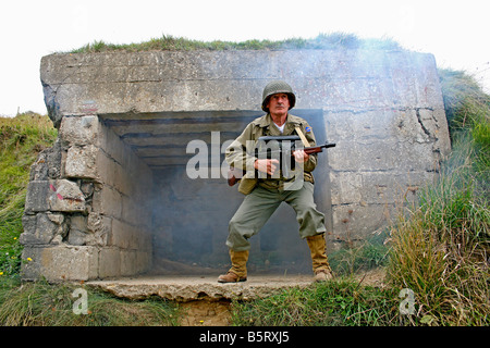 Acteur vêtu comme un jour d'assaut des Rangers américains un bunker allemand une Pointe du Hoc,Normandie,France Banque D'Images