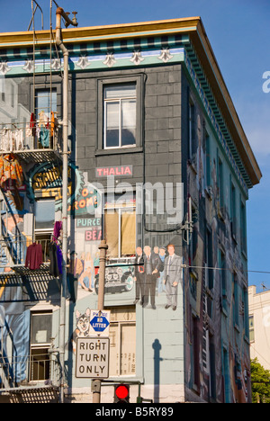 Immeuble avec graffiti décoratif situé dans la région de North Beach à San Francisco, Californie Banque D'Images