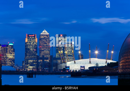 UK London Canary Wharf et l'O2 Dome au crépuscule Banque D'Images