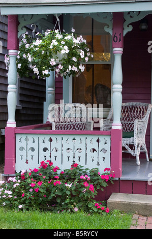 Porche d'une maison en pain d'épices à Oak Bluffs, Martha's Vineyard. Banque D'Images