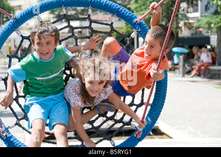 Enfants jouant sur une grande aire de rotation nette . Banque D'Images