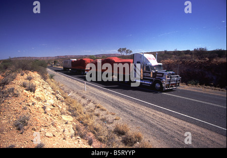 Un road train géant chefs camion nord à la sortie de Alice Springs sur la Stuart Highway Banque D'Images