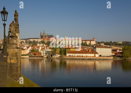 Vue depuis le pont Charles avec une staue de la ville et de la cathédrale Saint-Guy au Château de Prague, République Tchèque Banque D'Images