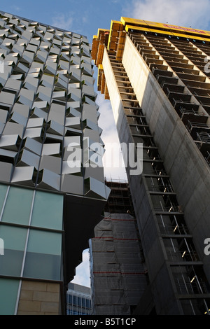 Immeubles de grande hauteur à Sheffield Angleterre le parking connu sous le nom de Cheesegrater est sur la gauche, City Lofts à droite Banque D'Images