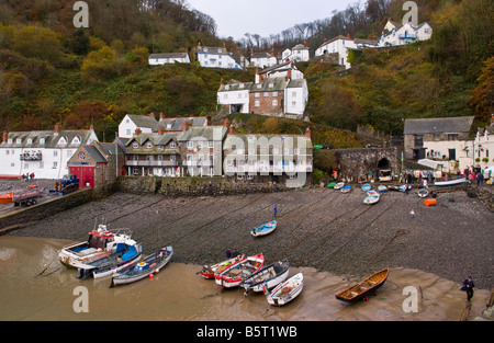 Port avec bateaux de pêche côtière dans le village côtier de Clovelly North Devon England UK Banque D'Images