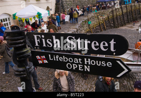 Signer pour le poisson au cours de la rue du Festival annuel du hareng dans le village côtier de Clovelly North Devon England UK Banque D'Images