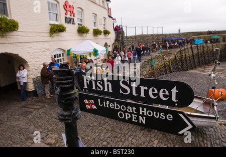 Signer pour les poissons rue par Red Lion Hotel lors du Festival annuel du hareng dans le village côtier de Clovelly North Devon England UK Banque D'Images