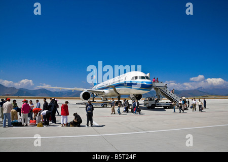 Les passagers débarquant d'avion sur le tarmac de l'aéroport de Jiuzhai-Huanglong, province du Sichuan, Chine. JMH3636 Banque D'Images