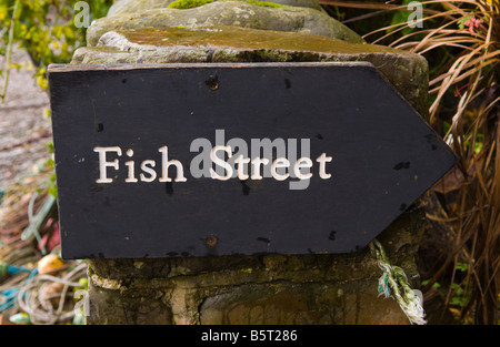 Signer pour le poisson Street dans le village côtier de Clovelly North Devon England UK Banque D'Images