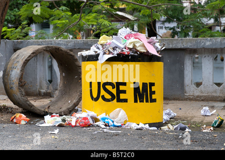 Corbeille et poubelle sur une rue de Pondichéry en Inde. Banque D'Images