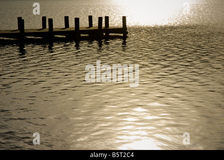 Pier s'avance dans Conistoin lake, Parc National de Lake District, Cumbria, Angleterre, Royaume-Uni Banque D'Images