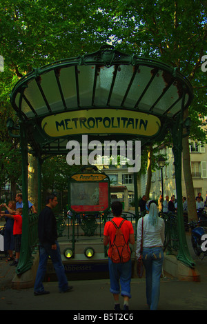 Paris France Métro Métro Train Station de métro Bleu signe logo Mass Transit d'escalier Art Deco Art Voyage Transportati Nuovo Banque D'Images