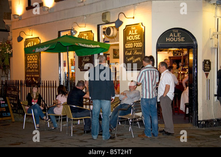 Les clients se rencontrer en face de l'Ale House pub dans la ville de Bath en Angleterre Somerset Banque D'Images