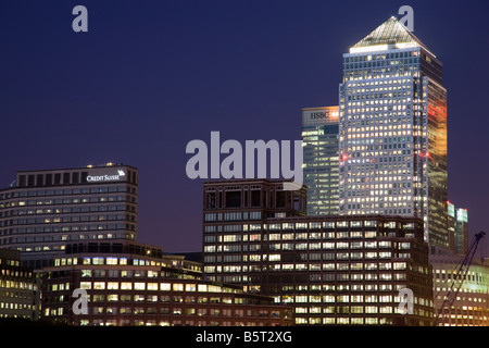 Immeubles de bureaux à Londres au Royaume-Uni à la tombée de la Canary Wharf Banque D'Images