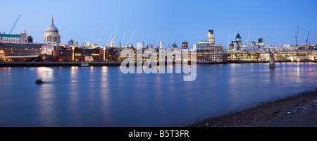 UK London Skyline vue sur la Tamise Banque D'Images