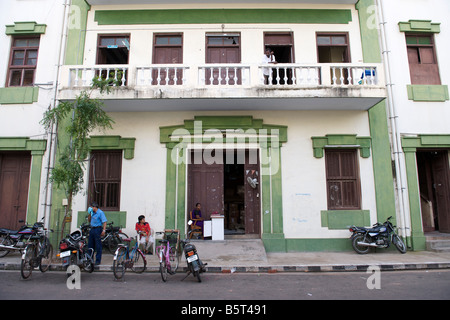Bâtiment de style colonial à Pondichéry en Inde. Banque D'Images