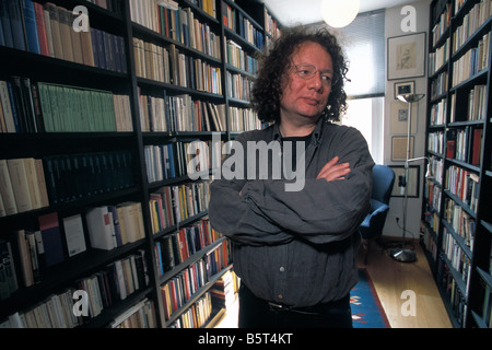 Bien connu l'écrivain allemand Ingo Schulze dans sa bibliothèque dans la région de East Berlin Allemagne Banque D'Images