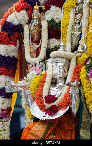 Hanuman d'argent à une des statues tout enguirlandés célébration hindoue. Puttaparthi, Andhra Pradesh, Inde Banque D'Images