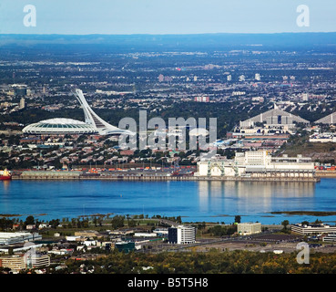 Vue aérienne au-dessus du fleuve Saint-Laurent et stade Olympique Montréal Québec Canada Banque D'Images