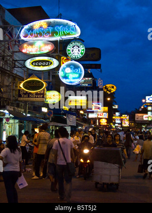 Vue vers le bas la route Khao San avec des signes allumé jusqu'à la tombée de Bangkok Thaïlande JPH0141 Banque D'Images