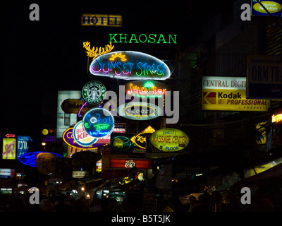 Enseignes au néon le long de Khao San Road à Bangkok Thailande nuit JPH0142 Banque D'Images