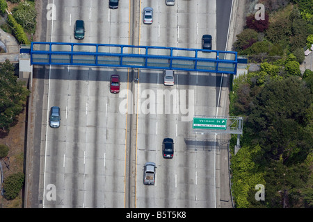 Vue aérienne au-dessus d'une autoroute de plus de huit pour piétons traversant sur nous 101 à San Francisco en Californie Banque D'Images
