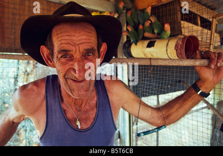 L'homme et les oiseaux de compagnie, de l'Australie Banque D'Images