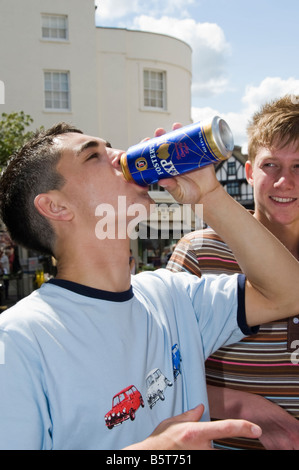 Adolescent peut boire de bière blonde Banque D'Images