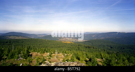 Randonnées en Modrava, République tchèque. Couleur de l'automne les forêts et prairies sous un ciel bleu. Banque D'Images