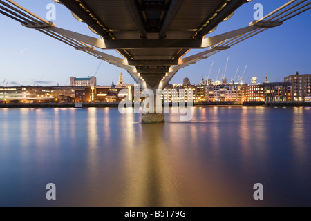 UK London la Cathédrale St Paul et le Millenium Bridge vue sur la tamise Banque D'Images