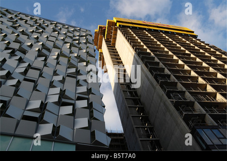 Immeubles de grande hauteur à Sheffield, en Angleterre, le parking connu sous le nom de Cheesegrater se trouve sur la gauche, City Lofts à droite Banque D'Images