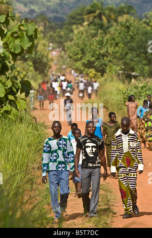 Les villageois dans le nord du Togo se rassemblent pour un match de lutte au cours de l'assemblée annuelle du Festival Evala Banque D'Images