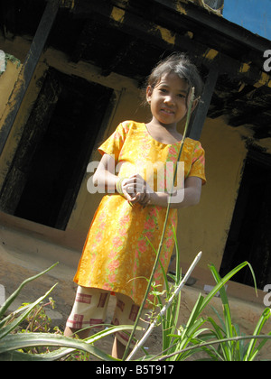 Cute little girl népalais dans un village dans les collines entourant la vallée de Kathmandou, Népal, Asie centrale Banque D'Images