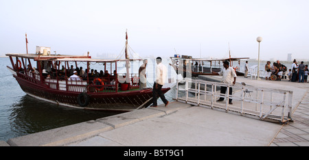 Le voyage d'embarquement vacanciers sur Corniche Doha Qatar dhows saoudite pendant les vacances 2 Octobre 2008 Eid Banque D'Images