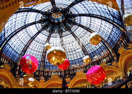 Paris France, « Galeries lafayette » Grand magasin français présentoir de Noël à la recherche d'un grand atrium en verre bombé, d'un vitrail français Banque D'Images