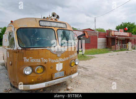 Austin Texas Hill Country western swing band abandonné tour bus vers 1950 s dans parking de Broken Spoke honky tonk Banque D'Images